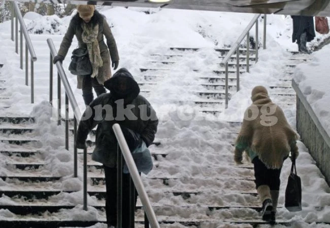 Снегът продължава да трупа, жълт код за 17 области в страната