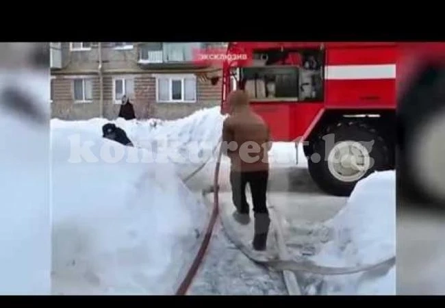 Вижте драматичния момент, в който мъж се втурна в горящ дом, за да спаси в последния момент своите питомци (ВИДЕО)