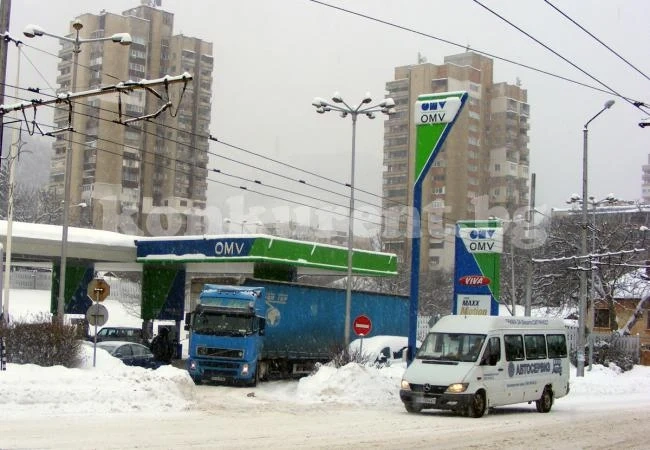 Украински ТИР предизвиха хаос на бензионостанция във Враца