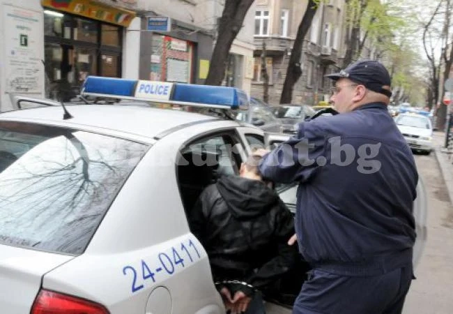 Крадец преспа в ареста, негов колега го спипаха при спецоперация