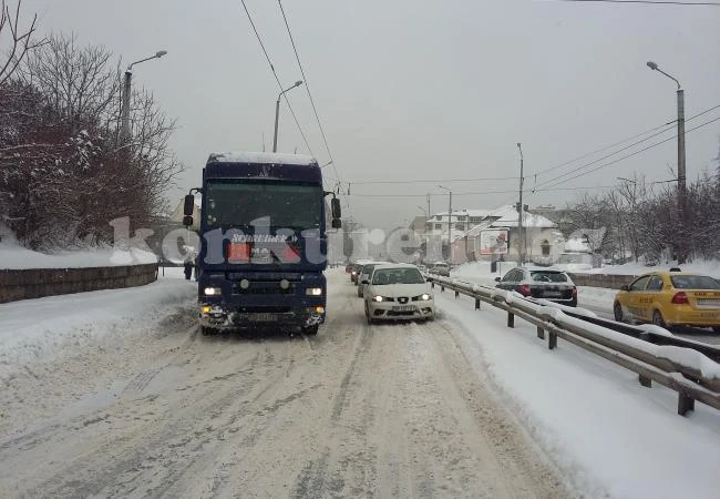 Камион запуши трафика по оживен булевард във Враца /СНИМКИ/