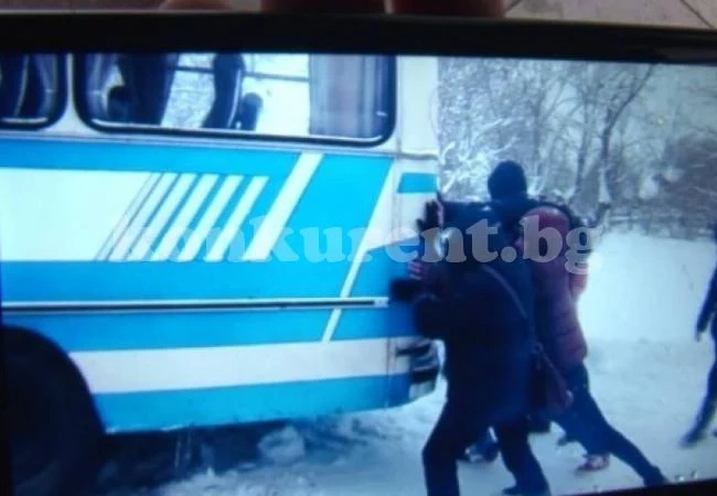 Ученици бутаха закъсал автобус в мездренско село (ВИДЕО)