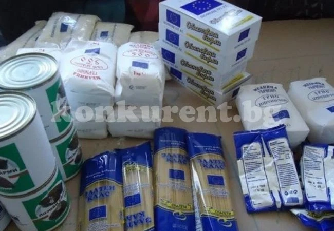 Раздават пакети с храни на нуждаещите се в Мездра