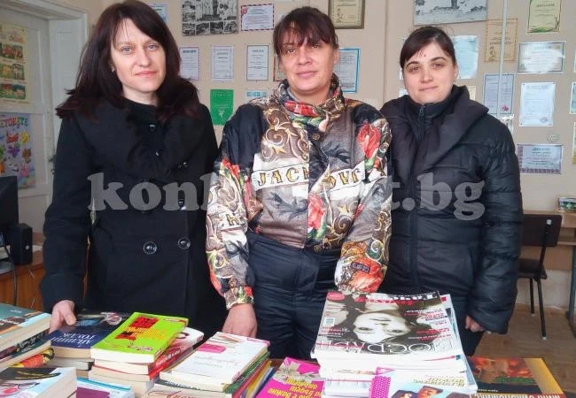Дариха книги на библиотеката в квартал Бистрец