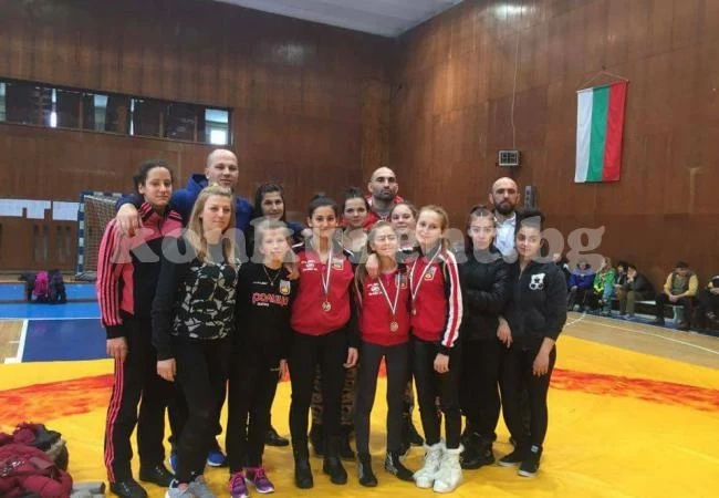Враца има 3 вицешампионки по борба