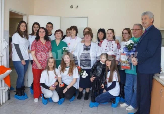 Доктор, сестри и родилки в мездренската болница получиха подаръци