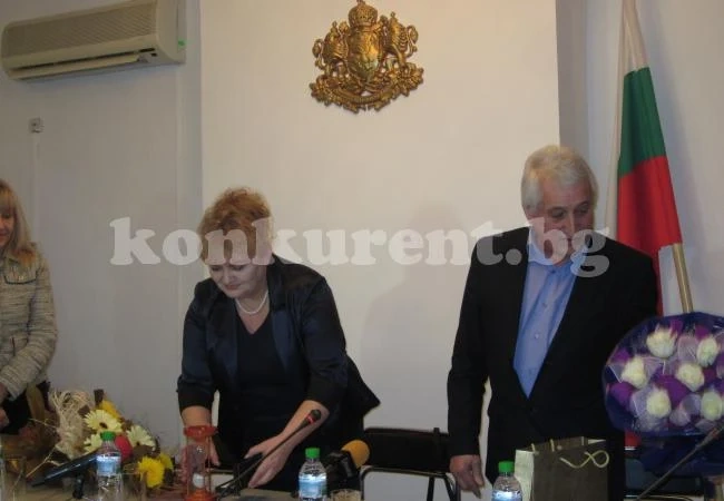 Размахват червената метла в областна администрация