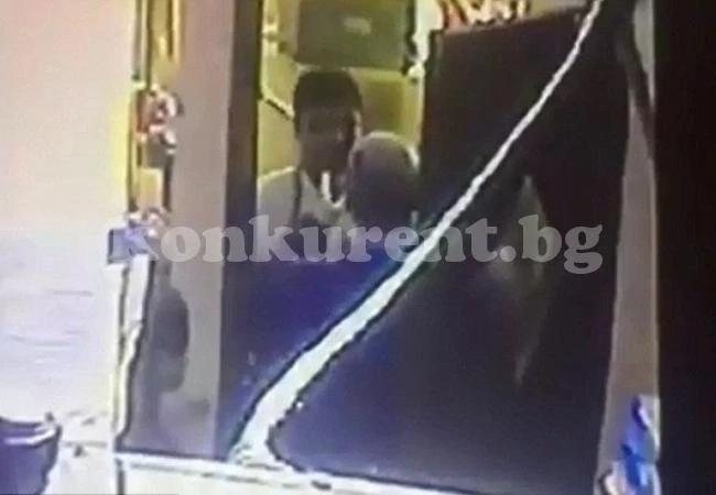 Вижте шокиращия момент, в който готвач едва не ослепи с лют пипер недоволен клиент (СНИМКИ/ВИДЕО 18+)