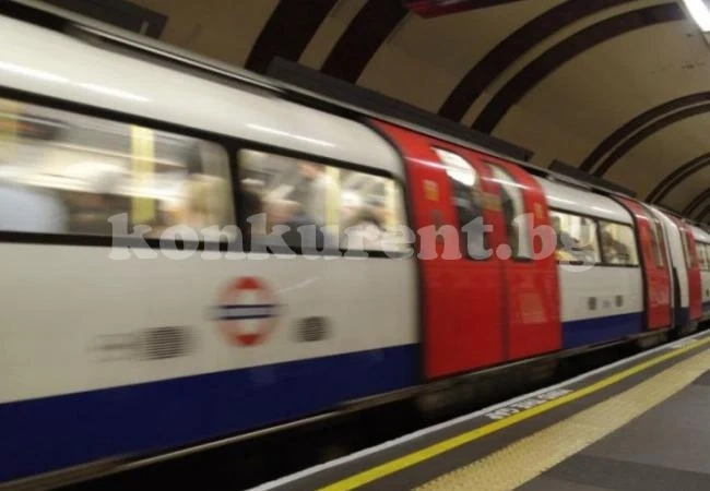 Разгонени правят секс в метрото, заплюха жена, която им направи забележка!