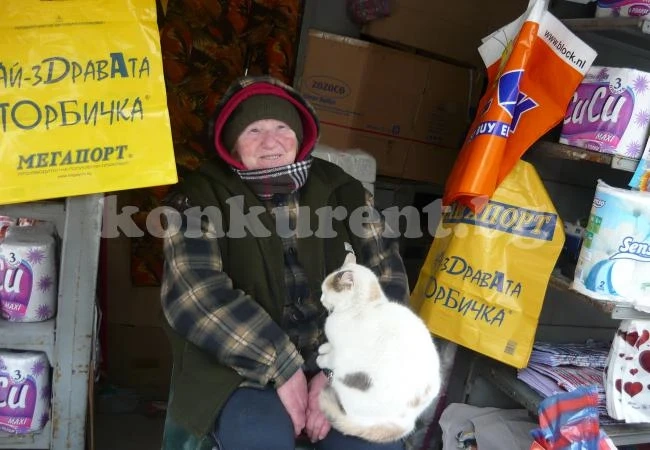 Вижте бабата с бялата котка