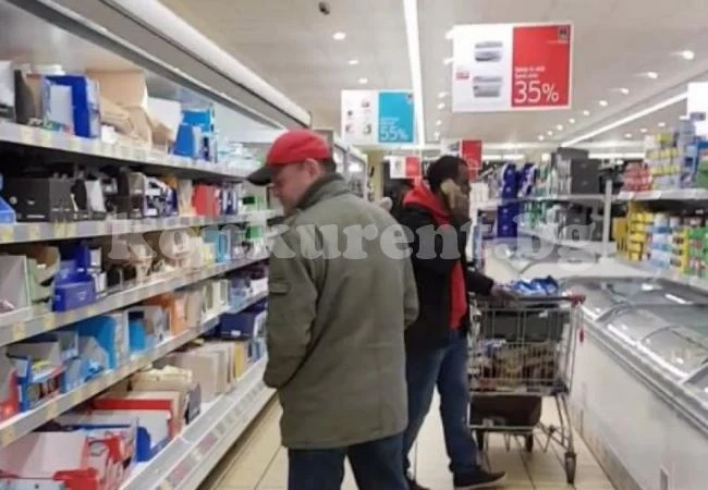 Вижте този шокиращ случай на расизъм към майка с две деца в супермаркет (ВИДЕО)