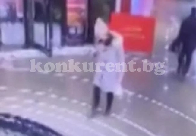 Тази жена получи ужасяващ и незабравим урок от съдбата защо не трябва да върви и да пише съобщения на смартфона си (СНИМКИ/ВИДЕО)