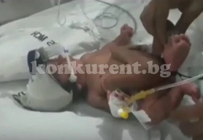 Роди се бебе с два члена, майка му го приема за Божи дар (ВИДЕО)