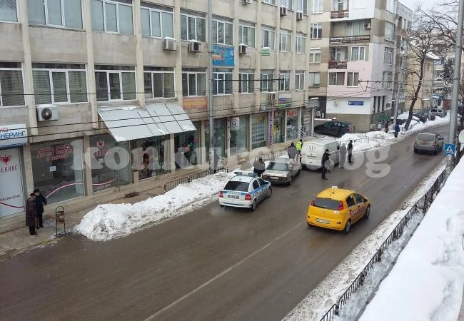 ВИДЕО: Зрелищна катастрофа с инкасо във Враца СНИМКИ