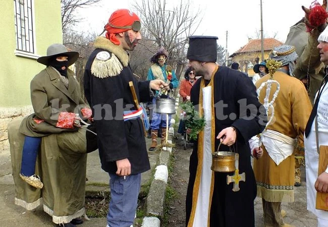 Кукери от Габровница отиват в Перник