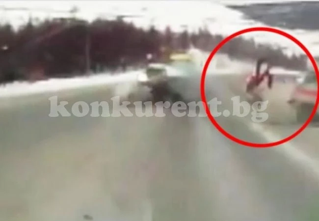 Бременна изхвърча от линейка в движение (ВИДЕО)