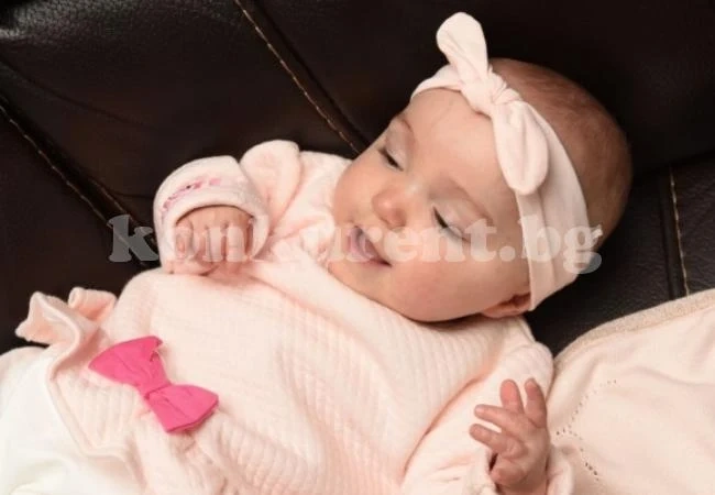 Роди се бебе колкото длан, лекарите му дават само два дни живот... (СНИМКИ)