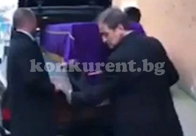 Шеф на траурна агенция шокира всички, когато отвори катафалката си и извади ... (ВИДЕО)
