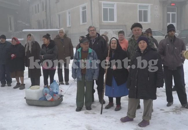 В Златия топят сняг, за да перат