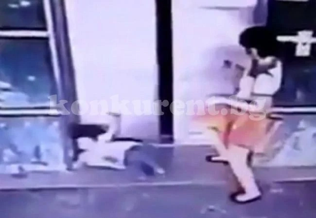 Майка удря с ритник 3-годишната си дъщеря, причината ще ви изненада (СНИМКИ/ВИДЕО)