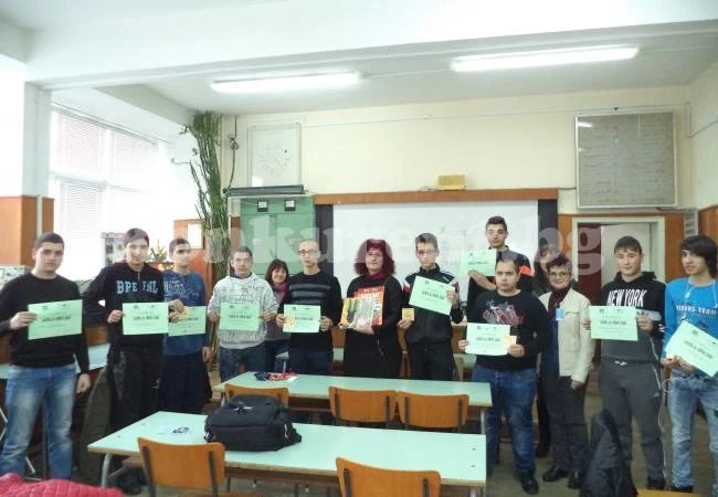 Учениците от ПТГ показаха уменията си в електрониката