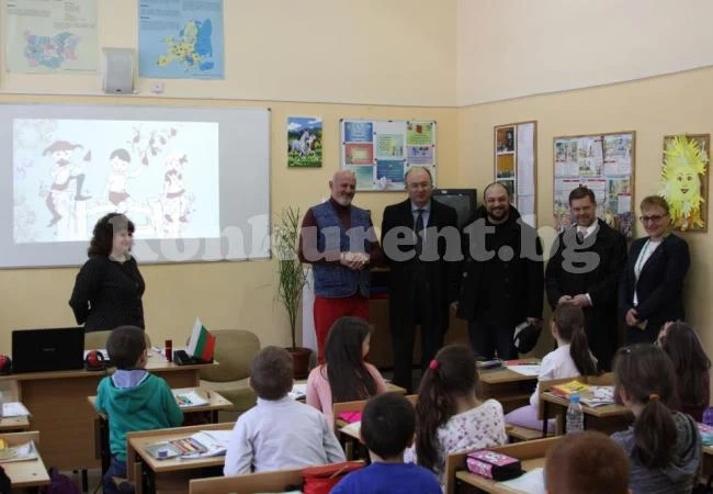 Aмериканец напътства врачански ученици
