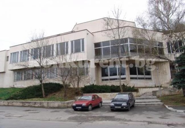 Двама автори представят творби в Младежкия дом