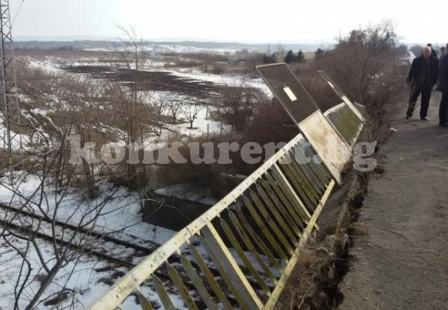 Мост надвисна над жп линия
