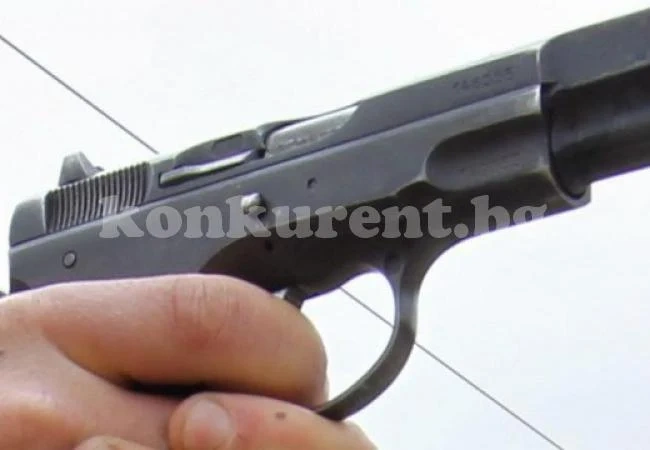 Хлапе опря газов пистолет в слепоочието на съученик