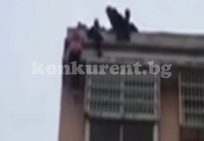 Зрелищно ВИДЕО: Китаец спаси жена си от самоубийство, хващайки я за косата