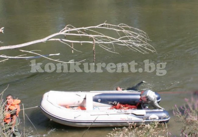 Водолази издирват удавил се в река възрастен мъж