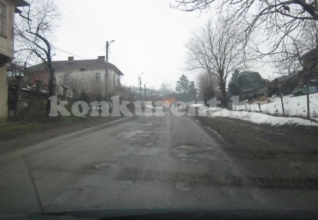 Нови и по-дълбоки дупки зейнаха на пътя край Лом