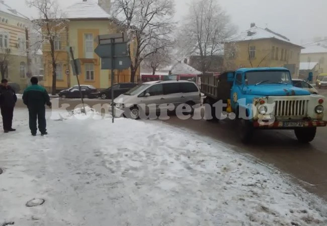 ОБНОВЕНА Верижна катастрофа в центъра на Враца