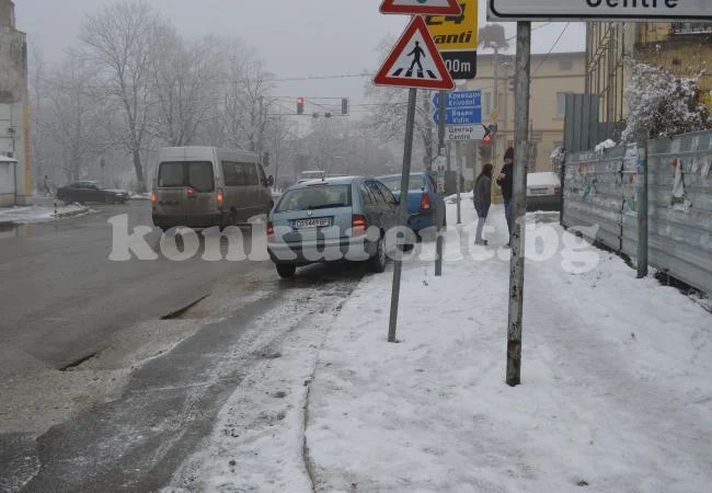 Две коли се удариха на кръстовище до площад \