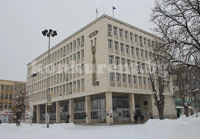 Три фирми искат да санират сградата на община Мездра