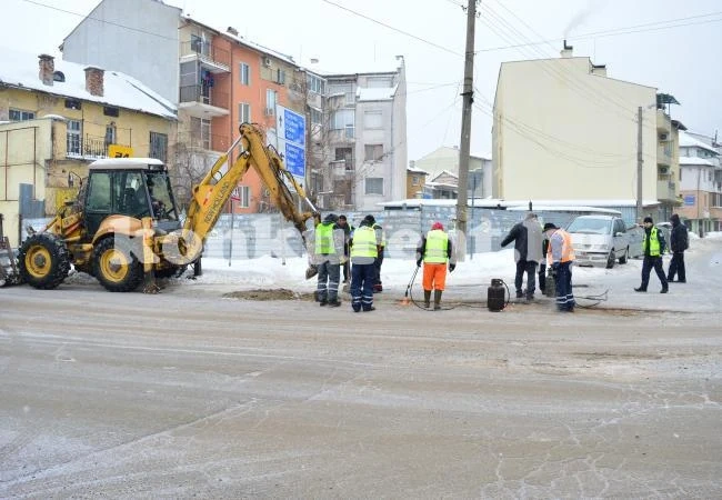 Кърпят дупки по пътища в Мездра