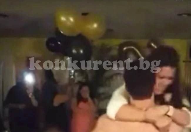 Майка заведе детето си на парти, където стриптизьор симулира секс с жена (СНИМКИ/ВИДЕО 18+)