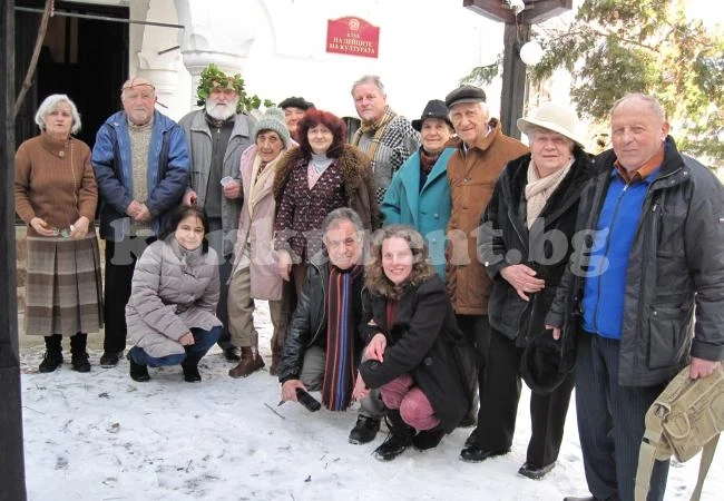 Културни дейци зарязаха лозите