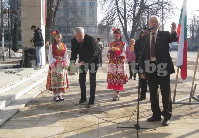 Кмет откри изложение на пчелари в Мездра