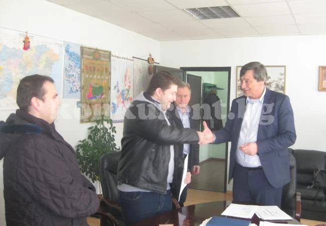 Кмет връчи трудови договори на двама младежи за робата в общината
