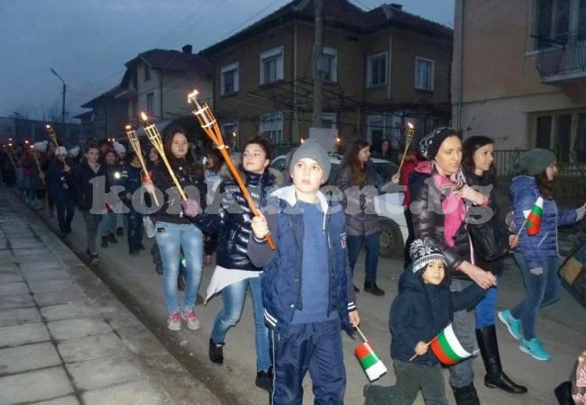 Почетоха Левски в Мездра за първи път с факелно шествие