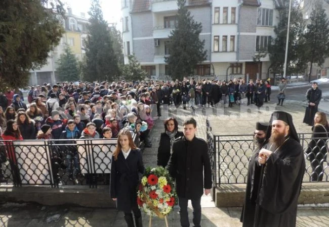 Ученици и учители почетоха своя патрон