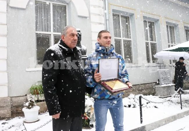 Зам.-кмет награди скачач