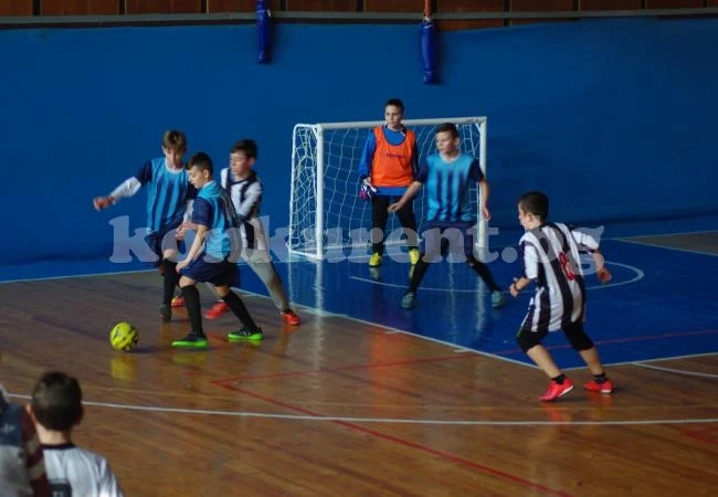 Фаворитът за титлата по футзал е ясен след победа в дерби с 5:0