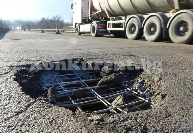 ВИДЕО: Села скочиха на бунт заради разпадащ се мост