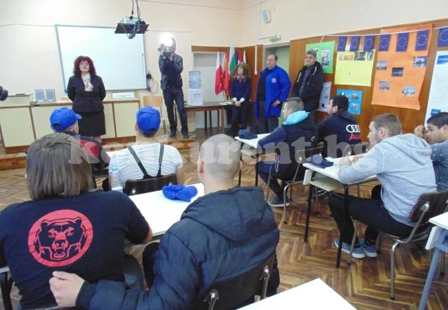 Ученици мериха знания в състезание за най-добър автомонтьор и водач на МПС