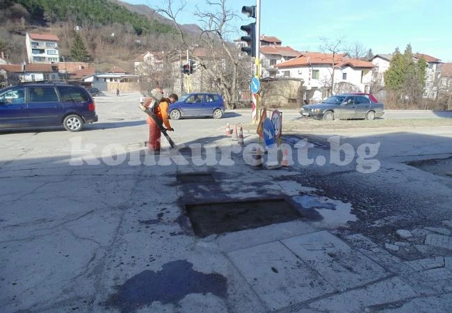 Кърпят дупки във Враца СНИМКИ