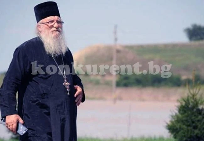 Мургави крадци палят и обират приюта на отец Иван 