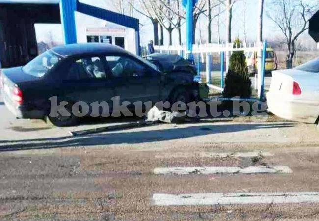 Шофьор нацели билборд при опит за изпреварване