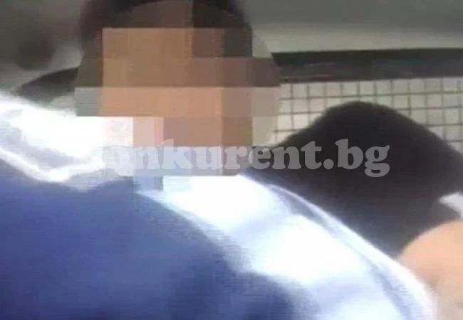 Скандал! Уволняват двама полицаи, правили секс в патрулката (ВИДЕО)